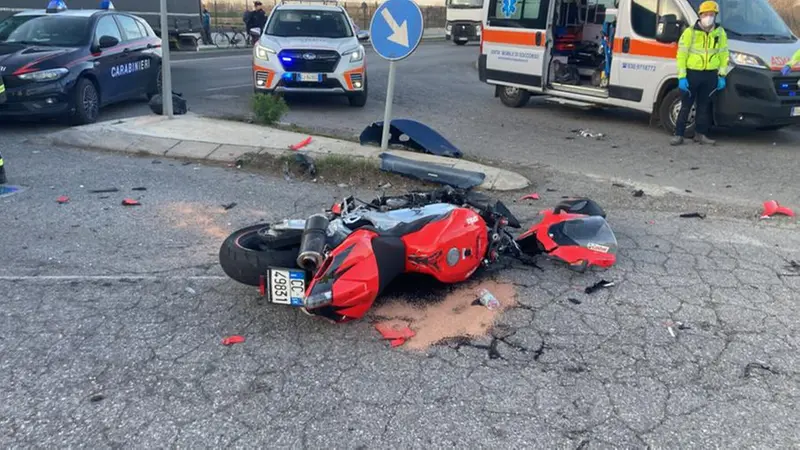 La moto di Andrini a terra dopo l'incidente - © www.giornaledibrescia.it