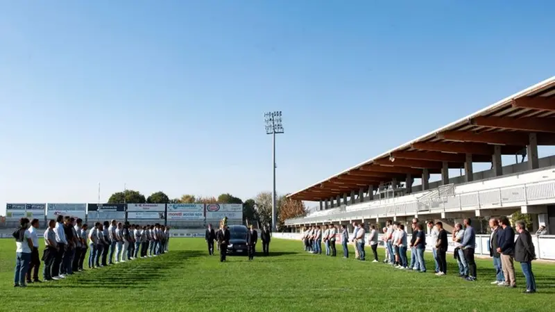L'ultimo saluto a Gavazzi nel campo di Calvisano - Foto New Reporter © www.giornaledibrescia.it