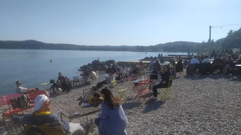 Folla in riva al lago di Garda