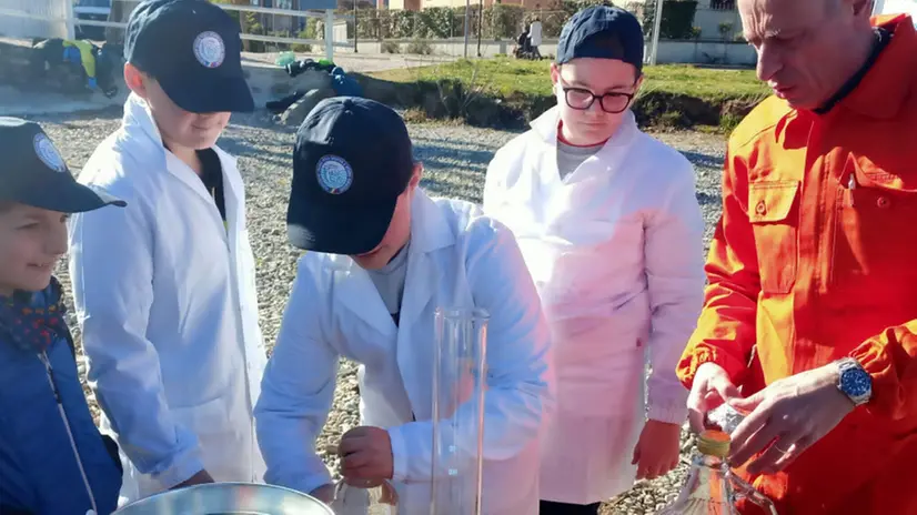 Gli alunni della scuola secondaria di primo grado di Iseo prelevano acque per verificare la presenza