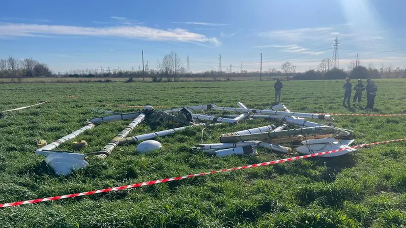 L'antenna gigante è precipitata in un campo