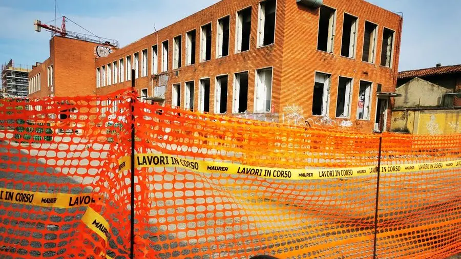 Il cantiere. Nell’ex Ideal Standard ci sono operai e macchine operatrici ogni giorno