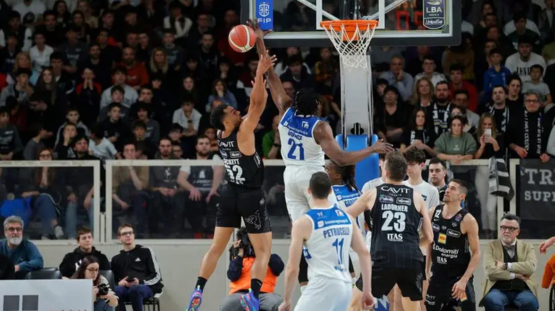 Un'azione di gioco durante il match Trento-Germani - © www.giornaledibrescia.it