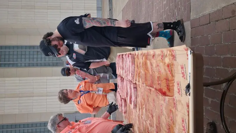 Il momento della selezione della bistecca da gara - Foto Alessia Mirone © www.giornaledibrescia.it