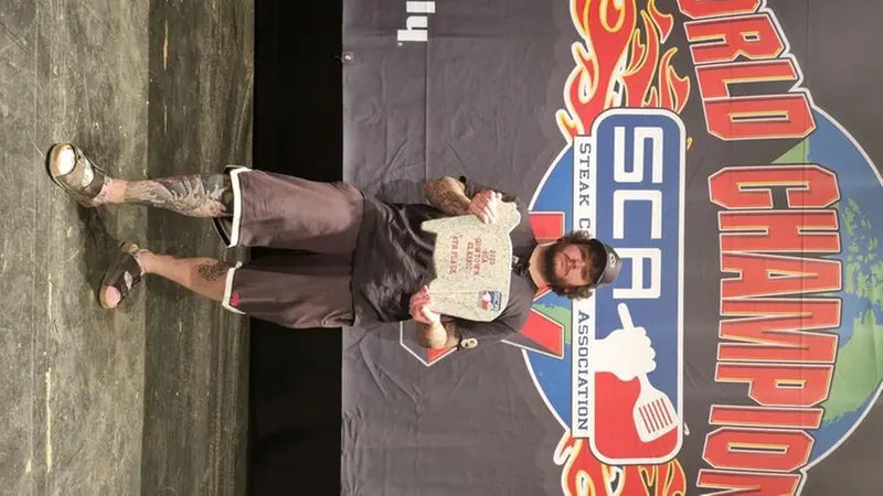 Dacchini con il trofeo vinto in Texas - Foto Alessia Mirone © www.giornaledibrescia.it