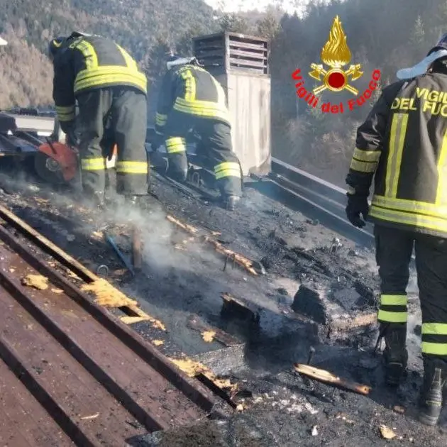 L'intervento dei Vigili del fuoco alla falegnameria di Temù