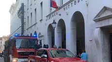 I Vigili del fuoco in via X Giornate davanti all'hotel Vittoria