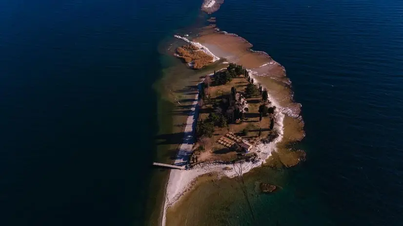 L'isola dei Conigli nel lago di Garda fotografata dall'alto il 17 marzo 2022 - Foto New Reporter Nicoli © www.giornaledibrescia.it