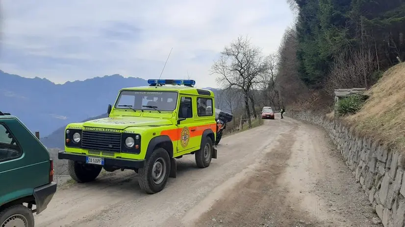 A Bogolino l'intervento di soccorso per il recupero dell'uomo travolto da un tronco