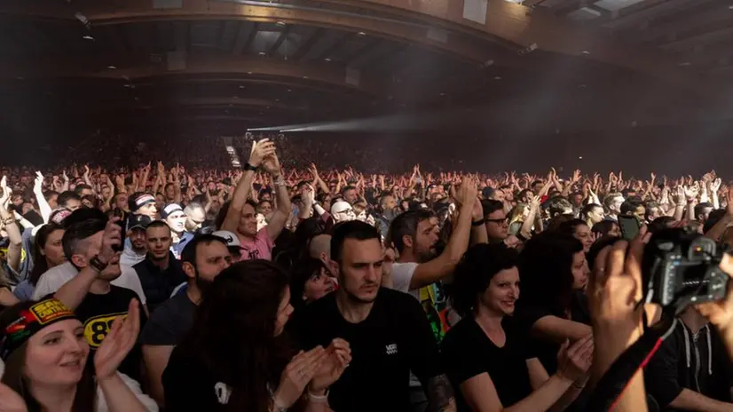 Max Pezzali al Brixia Forum: emozioni per 7.000 fan: a sorpresa anche Renga