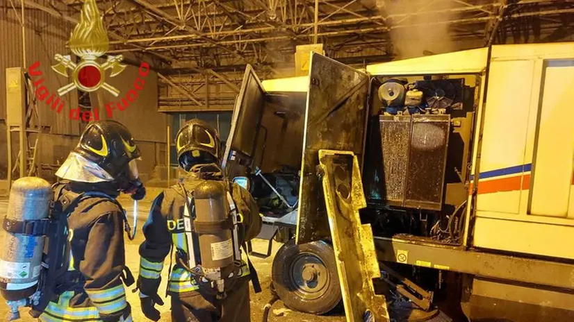 Le operazioni di spegnimento della macchina spazzatrice all'Alfa Acciai