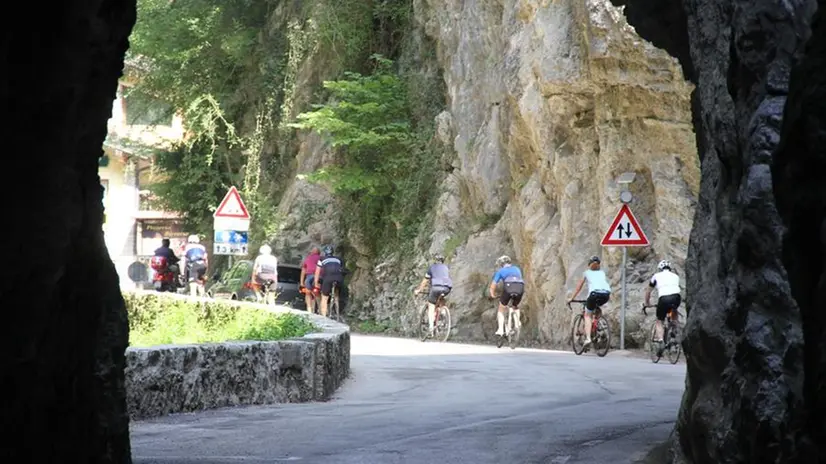 Strada della Forra di Tremosine, spettacolari passaggi tra le pareti di roccia