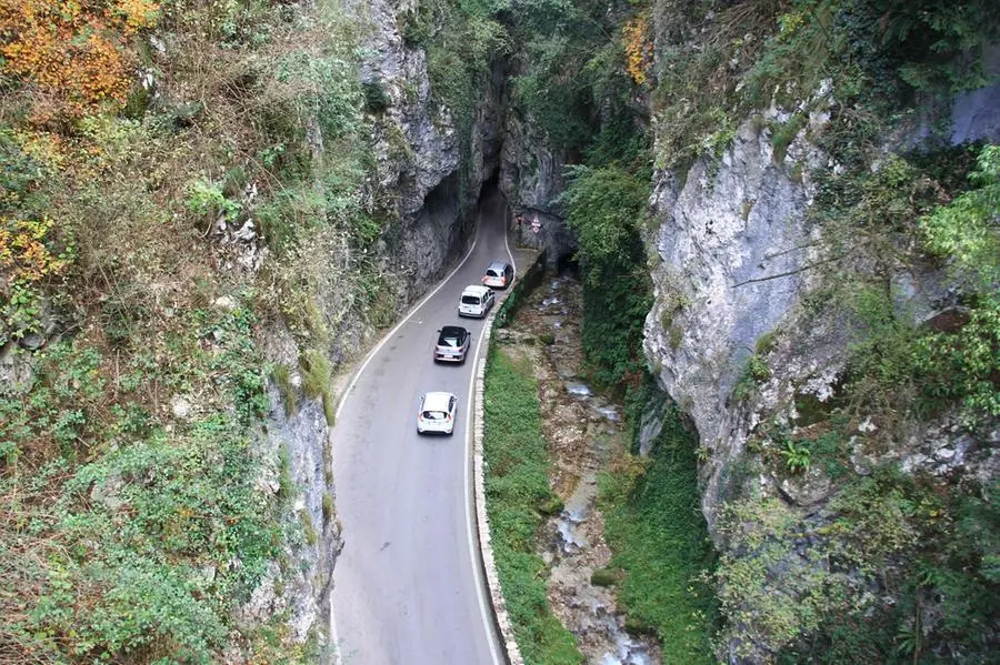 Strada della Forra di Tremosine, spettacolari passaggi tra le pareti di roccia