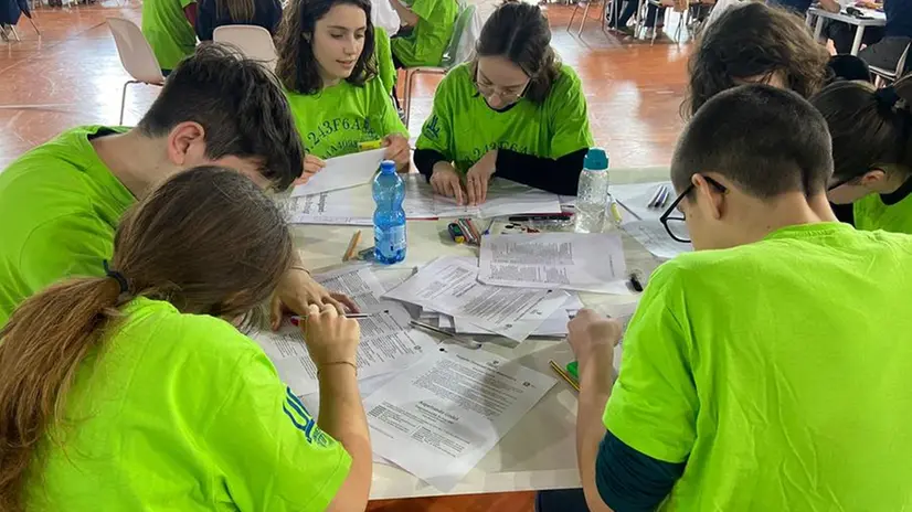 Gli studenti impegnati nella Disfida matematica