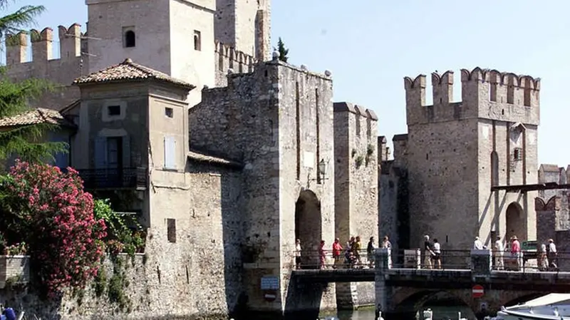 Il castello di Sirmione visto dal lago - New Eden Group © www.giornaledibrescia.it