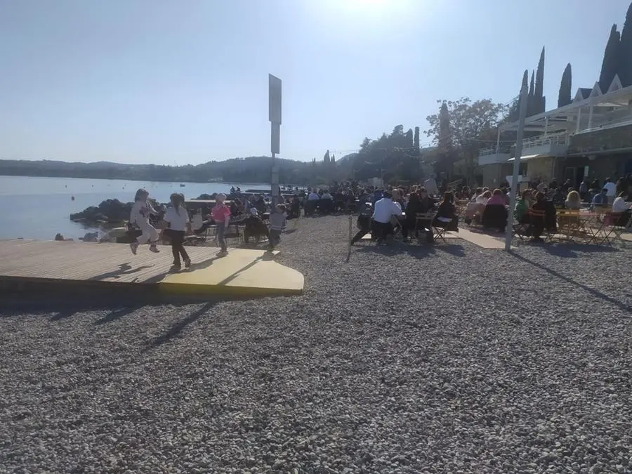 Folla in riva al lago di Garda