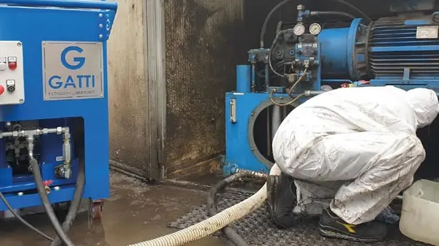 Un tecnico della Gatti Filtrazioni al lavoro - © www.giornaledibrescia.it