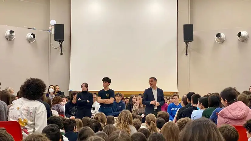 L'assemblea degli studenti del Calini sullo striscione di Blocco Studentesco