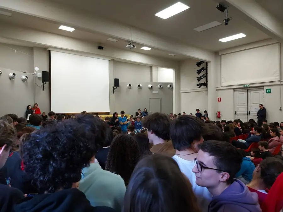 L'assemblea degli studenti del Calini sullo striscione di Blocco Studentesco