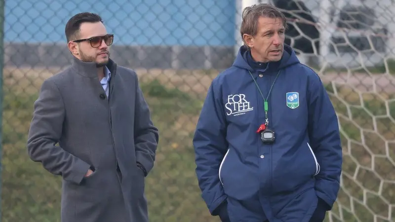 Il diesse Ferretti, a sinistra, con mister Vecchi - Foto New Reporter © www.giornaledibrescia.it