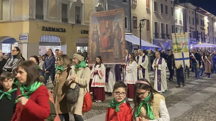 Nel cuore del paese. La processione con lo stendardo del Foppa