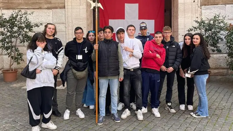 Gli studenti fuori dalla caserma della guardia svizzera © www.giornaledibrescia.it