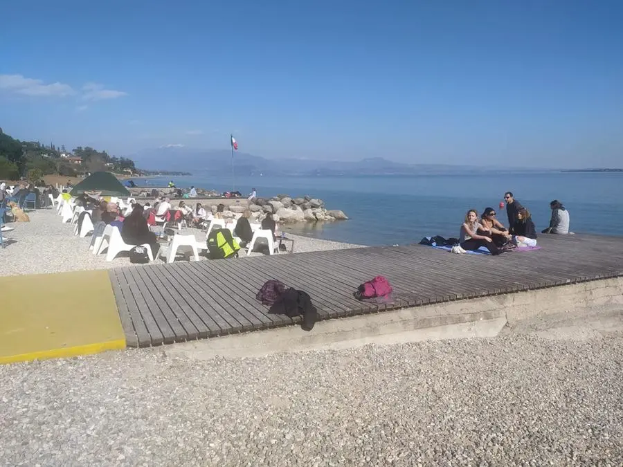 Folla in riva al lago di Garda
