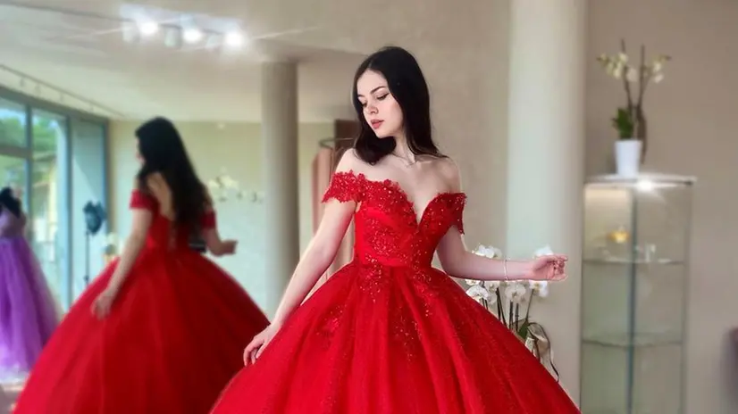 Lucia Andreoli, da sarta a imprenditrice anche grazie a TikTok, indossa le sue creazioni