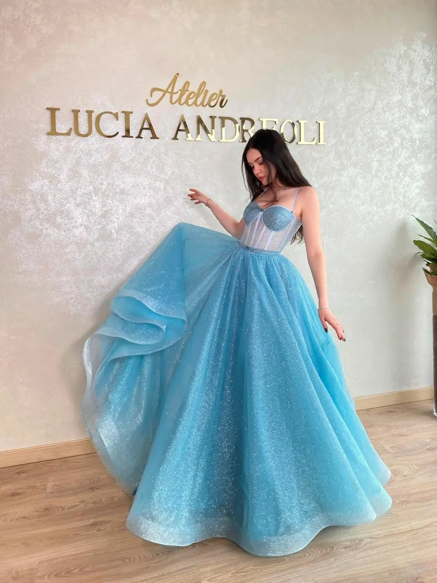 Lucia Andreoli, da sarta a imprenditrice anche grazie a TikTok, indossa le sue creazioni