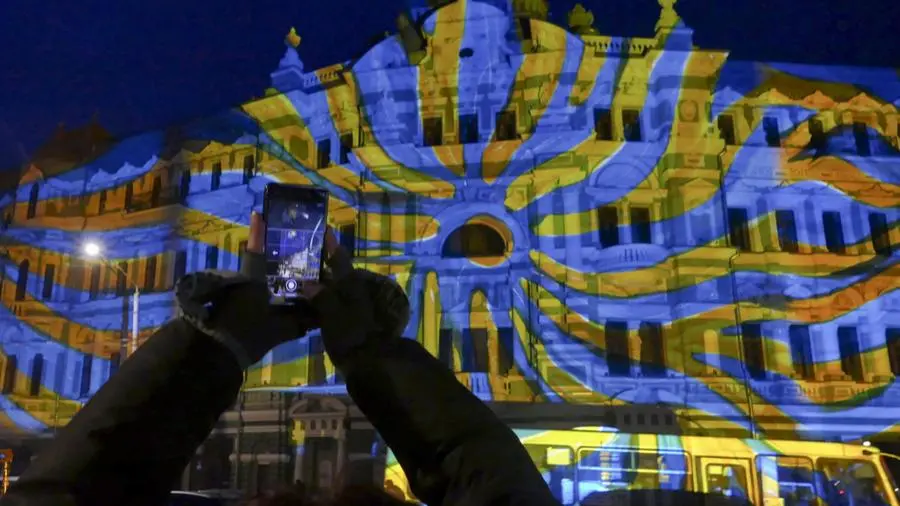 Uno spettacolo di luce su un palazzo di Odessa in Ucraina - Foto Epa © www.giornaledibrescia.it