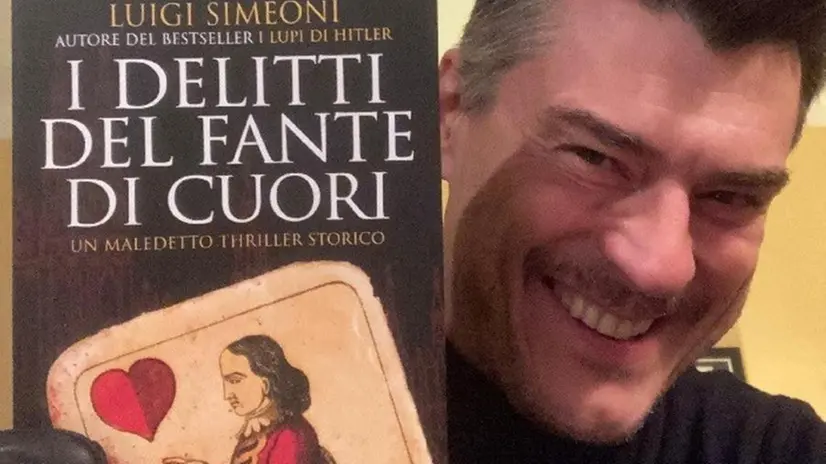 Lo scrittore, sceneggiatore e fumettista Luigi Simeoni col nuovo libro