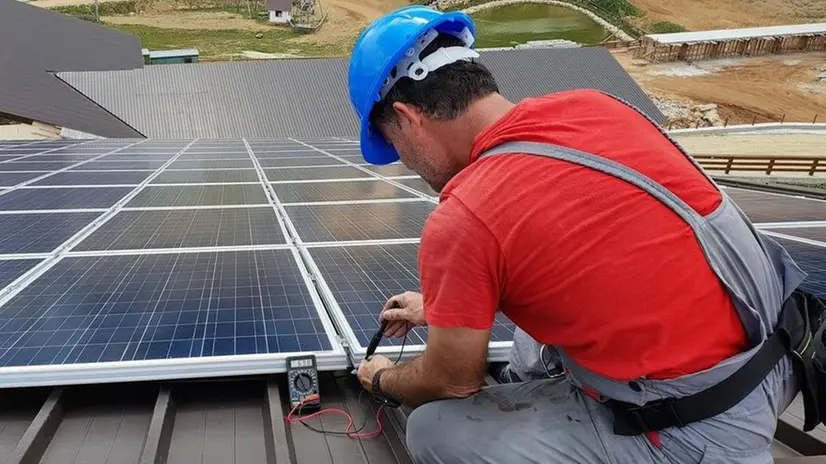 L'installazione di un impianto fotovoltaico - © www.giornaledibrescia.it