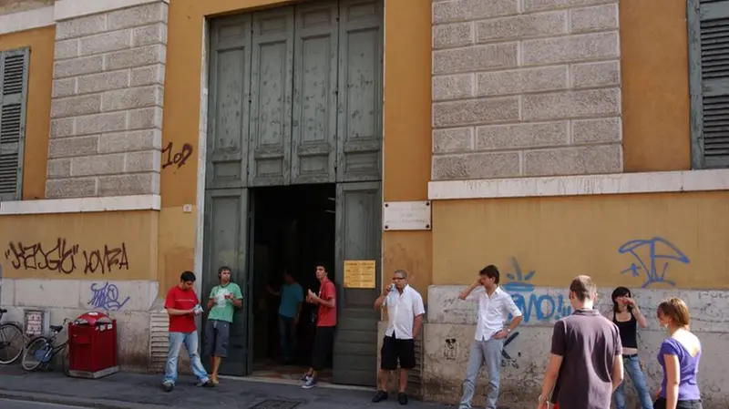 Studenti in pausa fuori dalla Cavallerizza