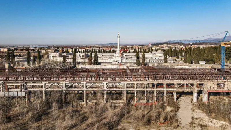 La torre del cimitero Vantiniano visto dai capannoni della ex Togni in via Stefana - Foto New Reporter Nicoli © www.giornaledibrescia.it