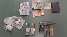 Armi, munizioni, droga, bilancini e denaro sequestrati - © www.giornaledibrescia.it