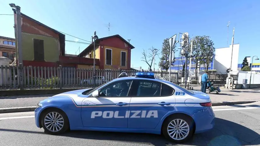 La Polizia ieri mattina fuori dal Lio bar dove è avvenuta l’aggressione - Foto Marco Ortogni/Neg © www.giornaledibrescia.it