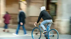 Un ciclista in città - © www.giornaledibrescia.it
