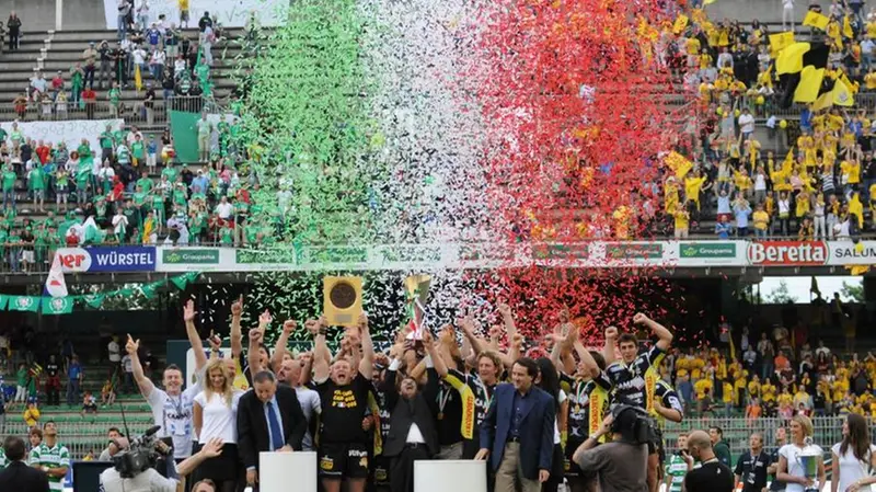 I festeggiamenti sul podio dello scudetto tricolore, nel 2008 - Foto New Reporter © www.giornaledibrescia.it