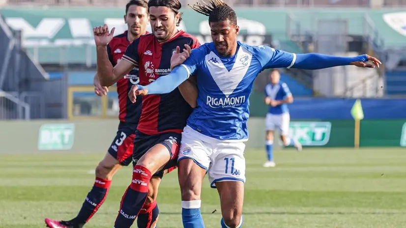 Contributo in attacco: lo deve dare anche Ayé, qui in azione col Cagliari © www.giornaledibrescia.it