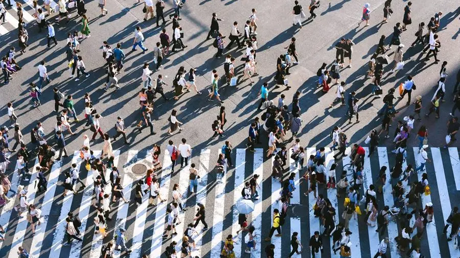 Folla attraversa una strada