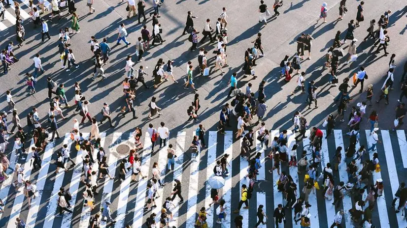 Folla attraversa una strada