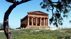 Uno dei templi della Valle dei templi di Agrigento - Foto Ansa © www.giornaledibrescia.it