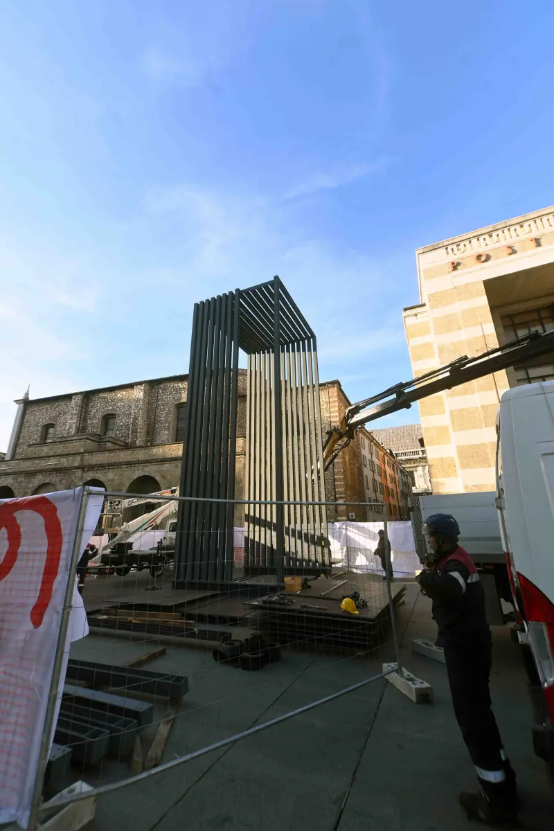 Il cantiere per l'installazione dello Stargate in piazza Vittoria a Brescia