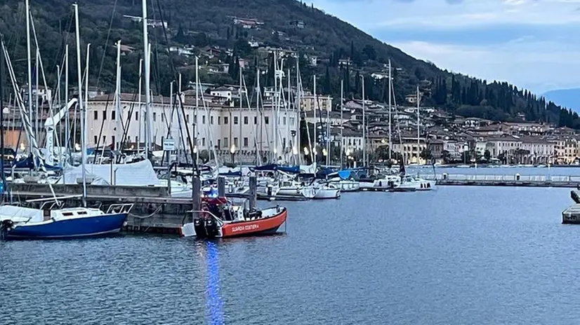 Salò, la zona in cui è avvenuto il tuffo del 39enne campano che non è più riemerso - © www.giornaledibrescia.it