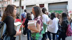 Studenti in attesa di sostenere l'esame - Ansa © www.giornaledibrescia.it