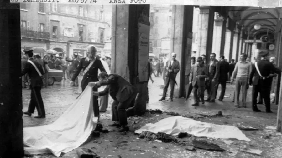 I portici poco dopo l'esplosione della bomba la mattina del 28 maggio 1974 © www.giornaledibrescia.it