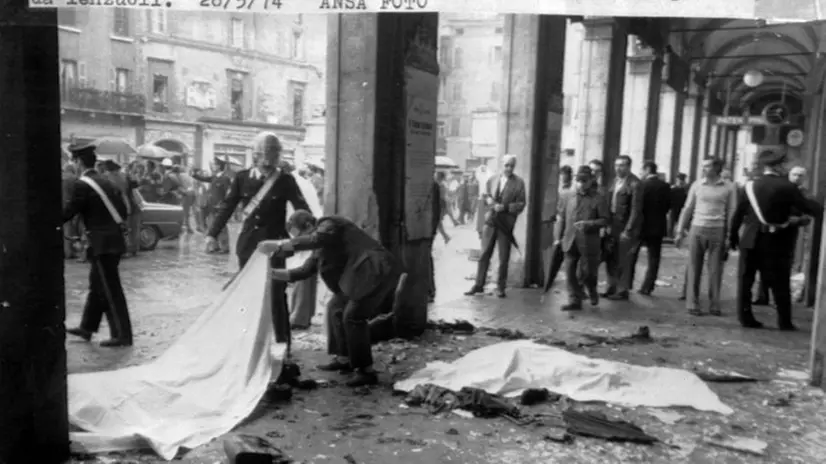I portici poco dopo l'esplosione della bomba la mattina del 28 maggio 1974 © www.giornaledibrescia.it