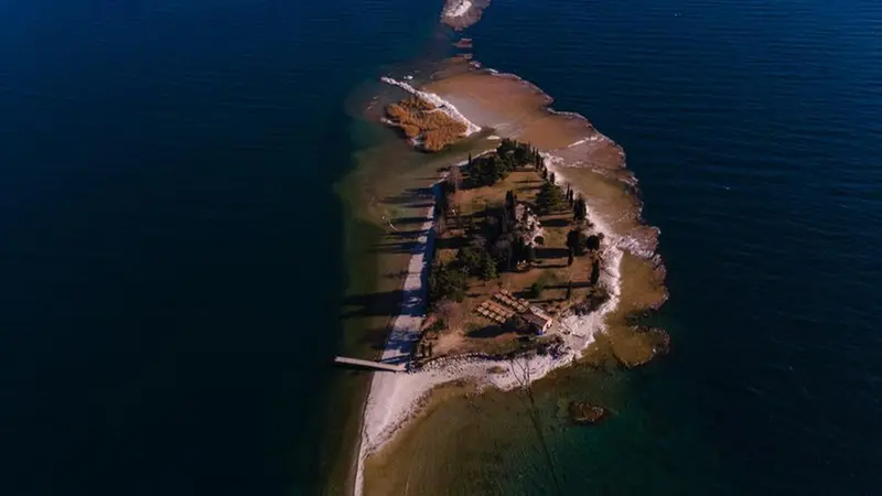 L'isola dei Conigli con il tratto di terra emerso per la siccità - Foto New Reporter Nicoli © www.giornaledibrescia.it