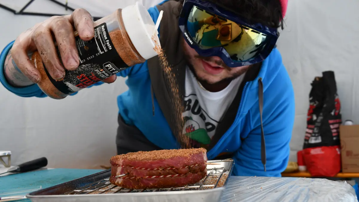 Marco Dacchini, esperto di barbecue, con alcuni dei suoi piatti