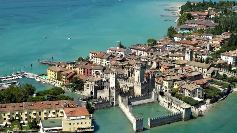 La Rocca Scaligera di Sirmione, esempio di fortificazione lacustre - © www.giornaledibrescia.it